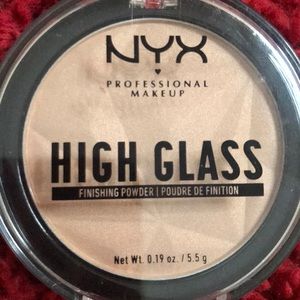 NYX High Glass Finishing Powder in Light